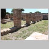 1072 ostia - regio v - insula vii - sede degli augustali (v,vii,1-2) - nordseite der porticus - 2017.jpg